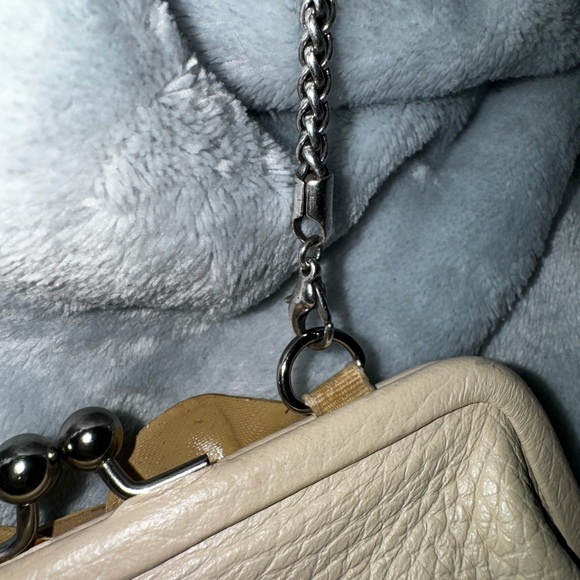 BRIGHTON BEIGE LEATHER ROSE KISSING CLOSURE CROSSBODY WHEAT CHAIN - Picture 6 of 17